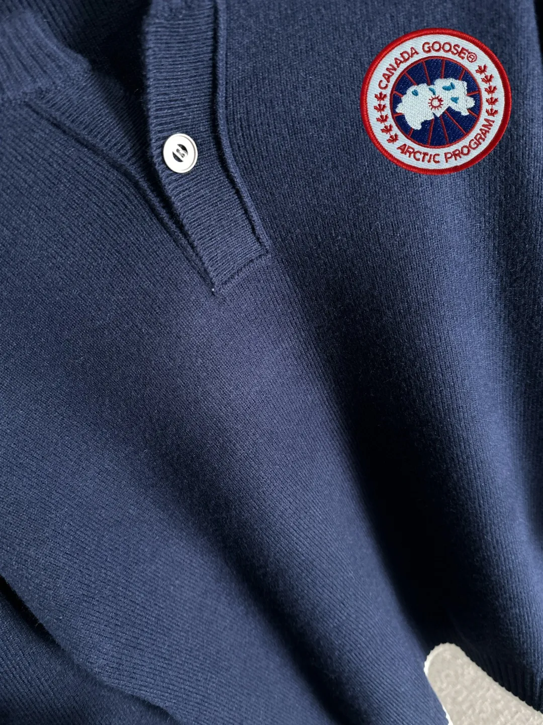 Next day shipping P360 Big Goose 2025 official website latest winter sweater, popular items are on sale at the counter simultaneously! Specially made of wool blended fabric. It feels comfortable and can be directly in contact with the skin. The logo badge is exquisitely embroidered, which is extremely eye-catching! The details highlight the fashionable charm of big brands. Exquisite workmanship. Three-dimensional cutting style. The wearing effect is invincible and handsome! All three standards are complete! Size: M-2XL